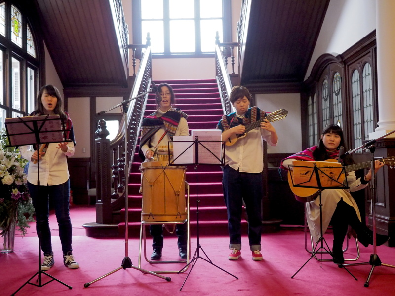 南米民族音楽フォルクローレサークル。フォルクローレの楽器は左から、ケーナ、サンポーニャ＆ボンボ、クラシックチャランゴ、ギター。