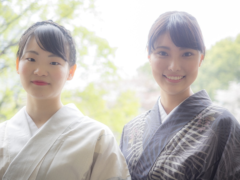 フォトコンテスト オープニングイベントのPRキャストを務めた高瀬さん（右）と松田（左）さん。