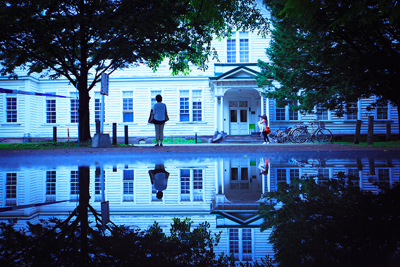 雨上がり、足下に見つけた水たまりに目の前の情景を閉じ込めた。凜と張り詰めたイメージを表現するためホワイトバランスは白熱電球にし、2分割のシンメトリー構図で撮影した（中原一雄）<br class="">キヤノン EOS 5D MarkII/ EF24-70mm F4L IS USM