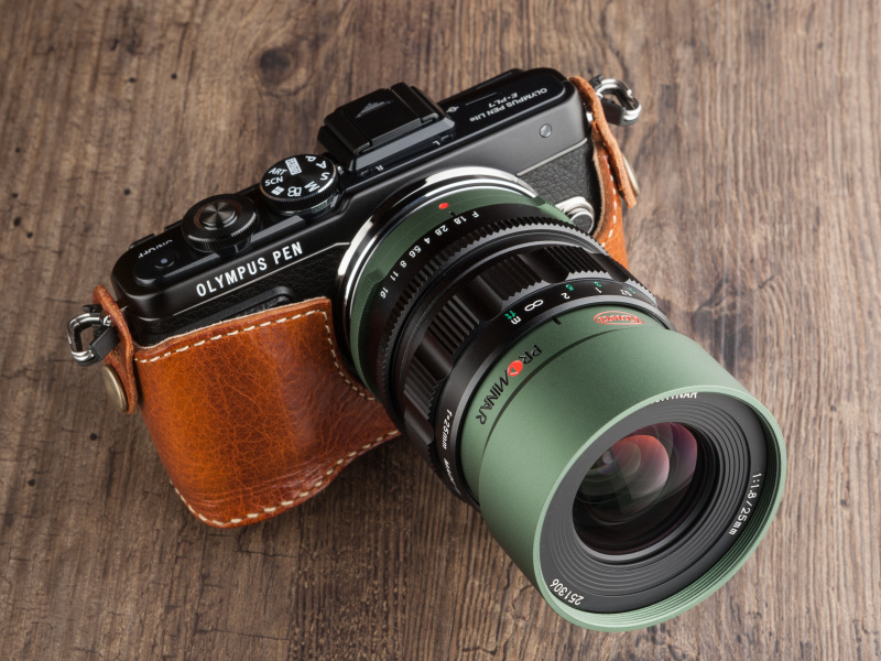 ロベルのE-PL7ホルダーは税込9,180円。同色のストラップとのセットもある