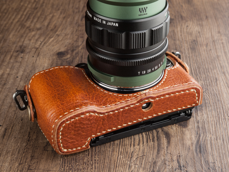 底面には三脚穴が空いている。ただし、ネジが短いと確実に固定できないので要注意だ