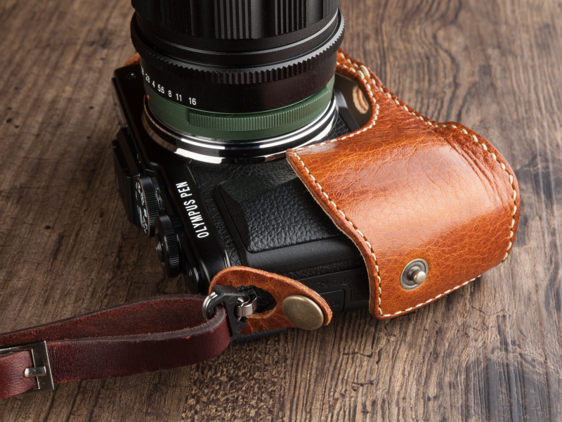 側面のホックボタンで簡単にケースが外れ、バッテリーやメモリカードにアクセスできる