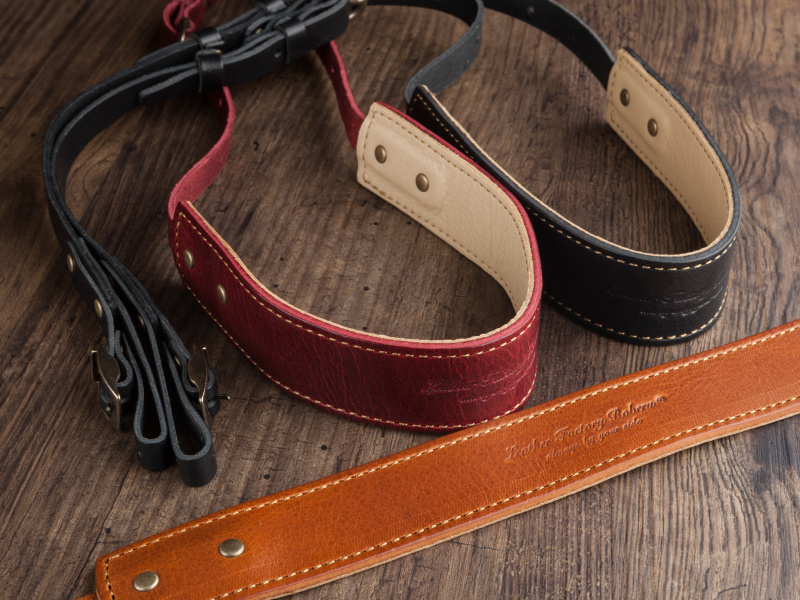 同色のネックストラップを用意。ケースとセットで税込1万5,120円だ