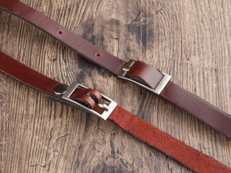 オイルをたっぷりと含んだレザーベルトを採用。ブラウンというよりもバーガンディ寄りの色合いだ