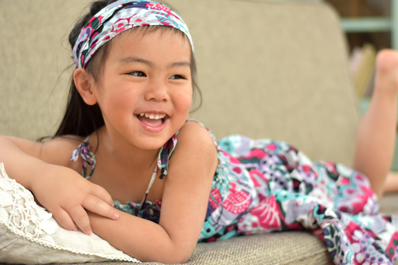 時々ドキッとするほど大人っぽい表情としぐさを見せてくれるあおいちゃん。ソファーに寝そべる姿も堂に入ってます（笑）