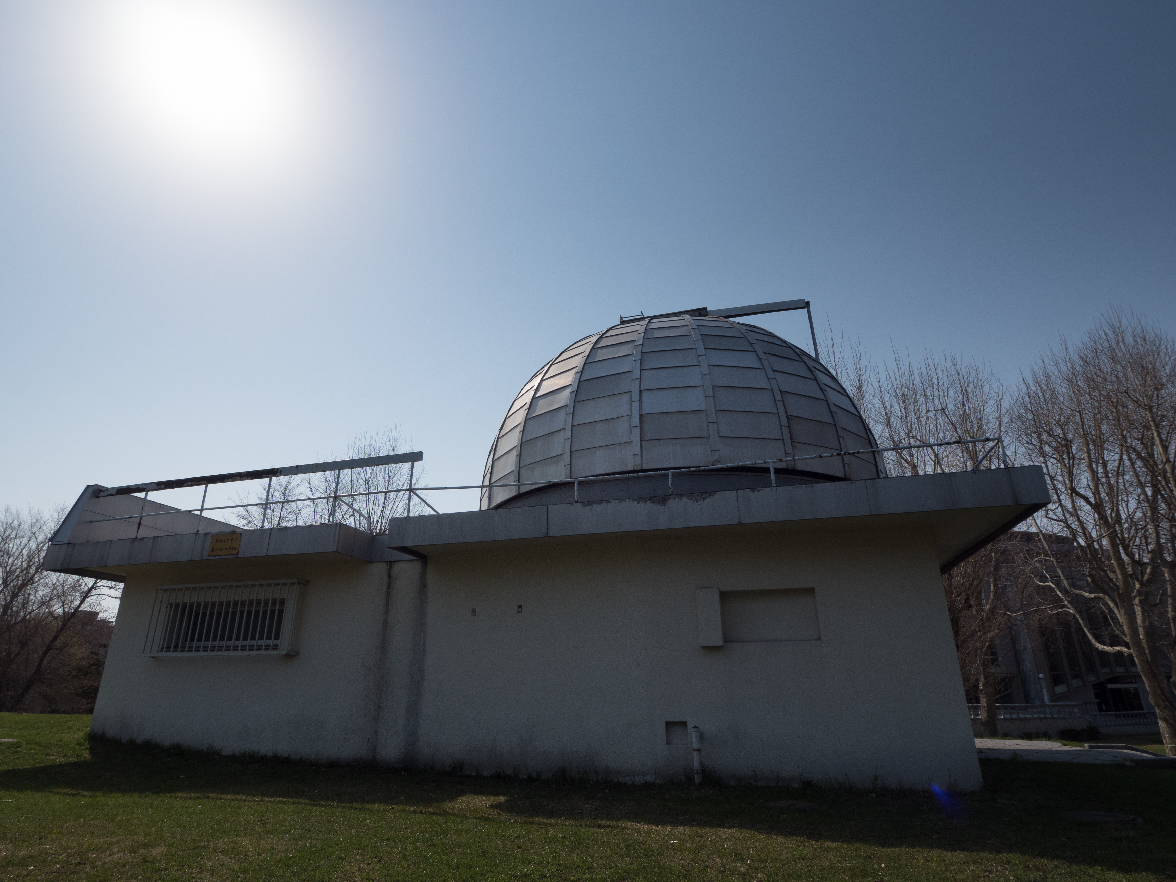 効果が分かりやすいように強めに補正した分、少々わざとらしい仕上がりになってしまっているが、建物を明るく仕上げられた。この程度の作業であれば、慣れれば5分もかからない。