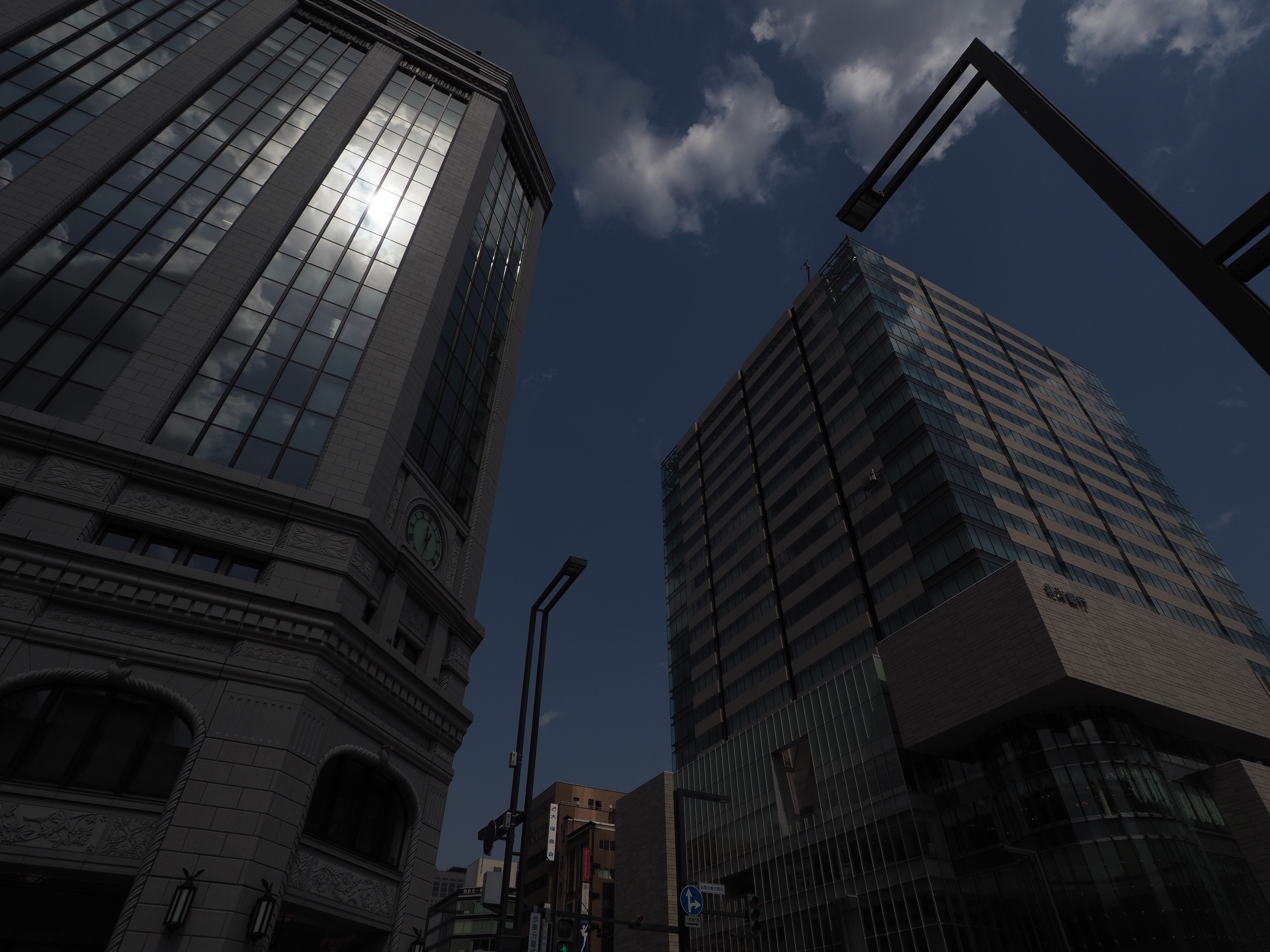 HDR合成に使った画像（の同時記録のJPEG画像）。絞り優先AEで撮って、露出補正で3段の露出差をつけている。