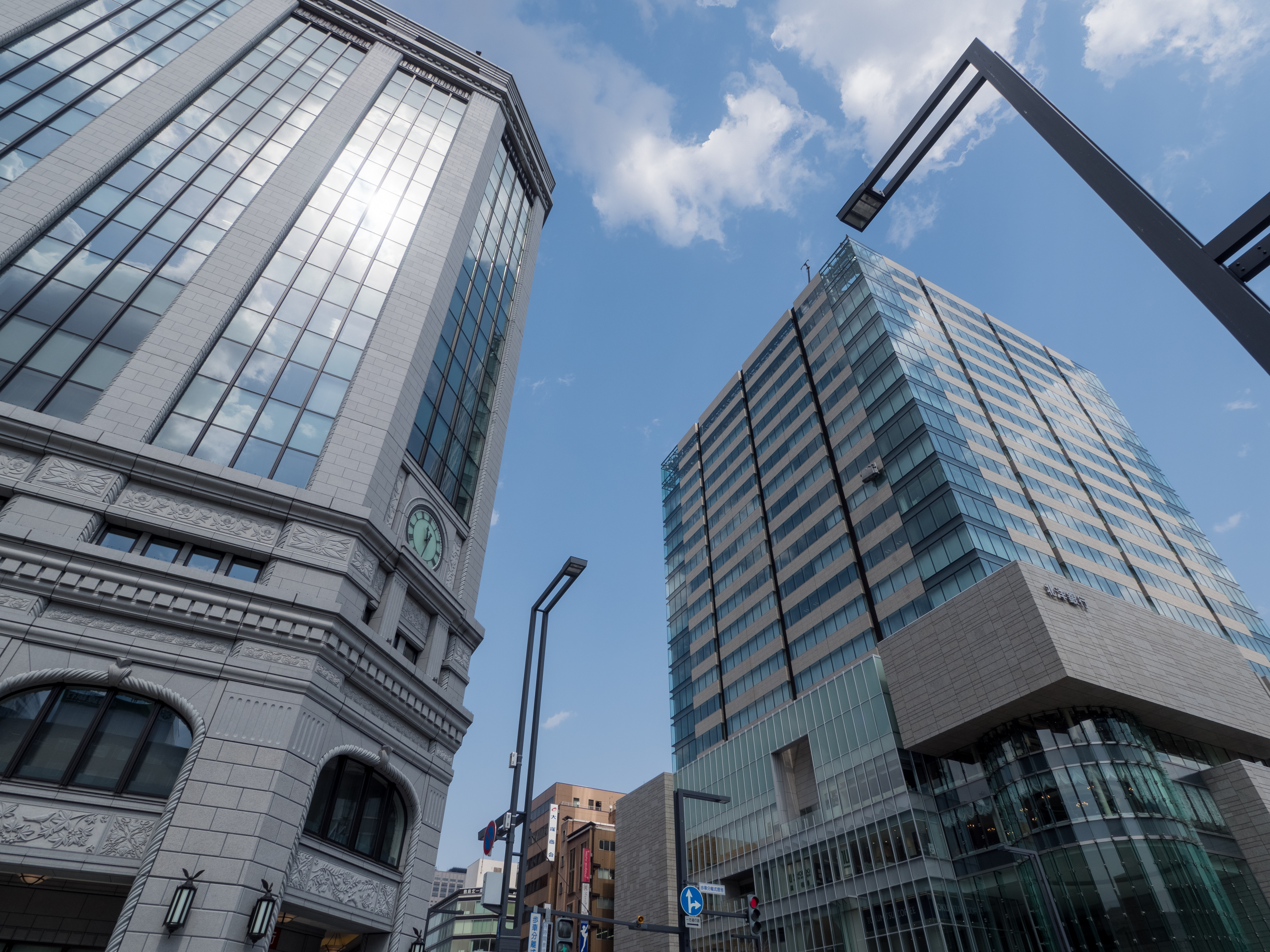 ハイライトと白レベルを下げて白飛びを抑えつつ、シャドウの階調を持ち上げている。黒の締まりが悪くなると不自然に見えやすいので、黒レベルを下げて意図的に黒つぶれを起こしている。