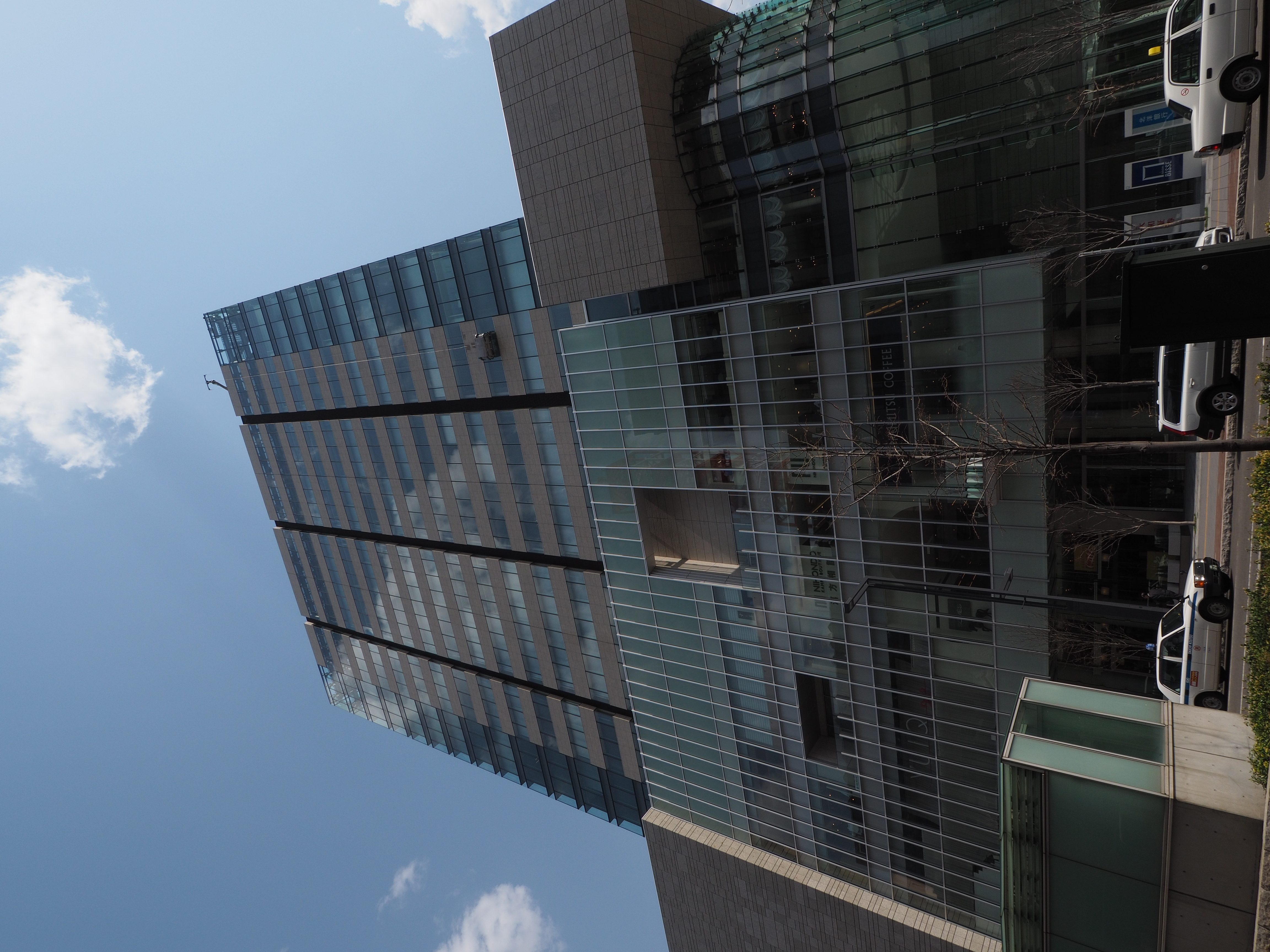 今度は動く部分がある場合。信号待ちの自動車の台数が違っている。露出差は2EV。