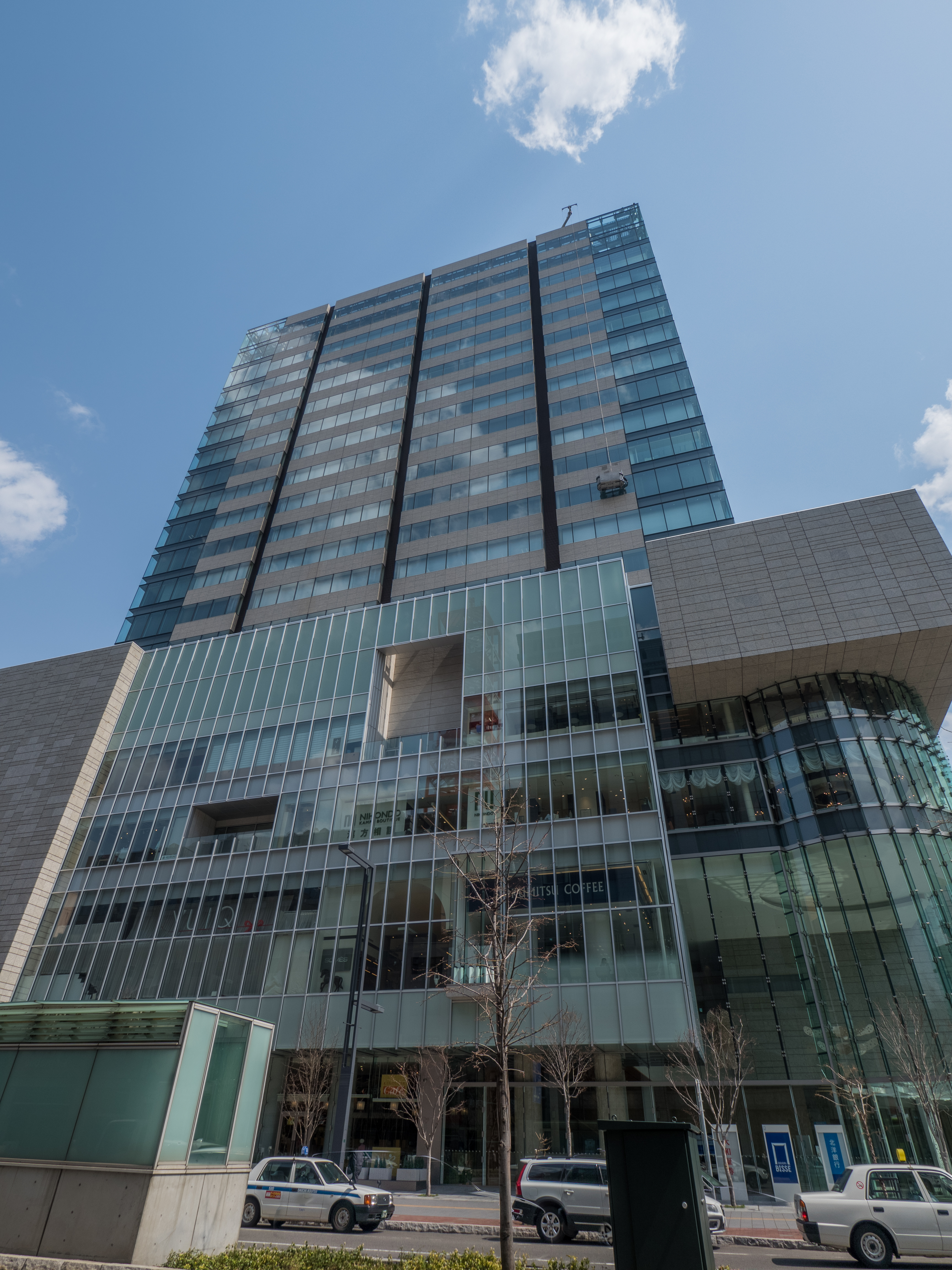 パッと見には目立ちにくいが、自動車のエッジがわずかに見えている。