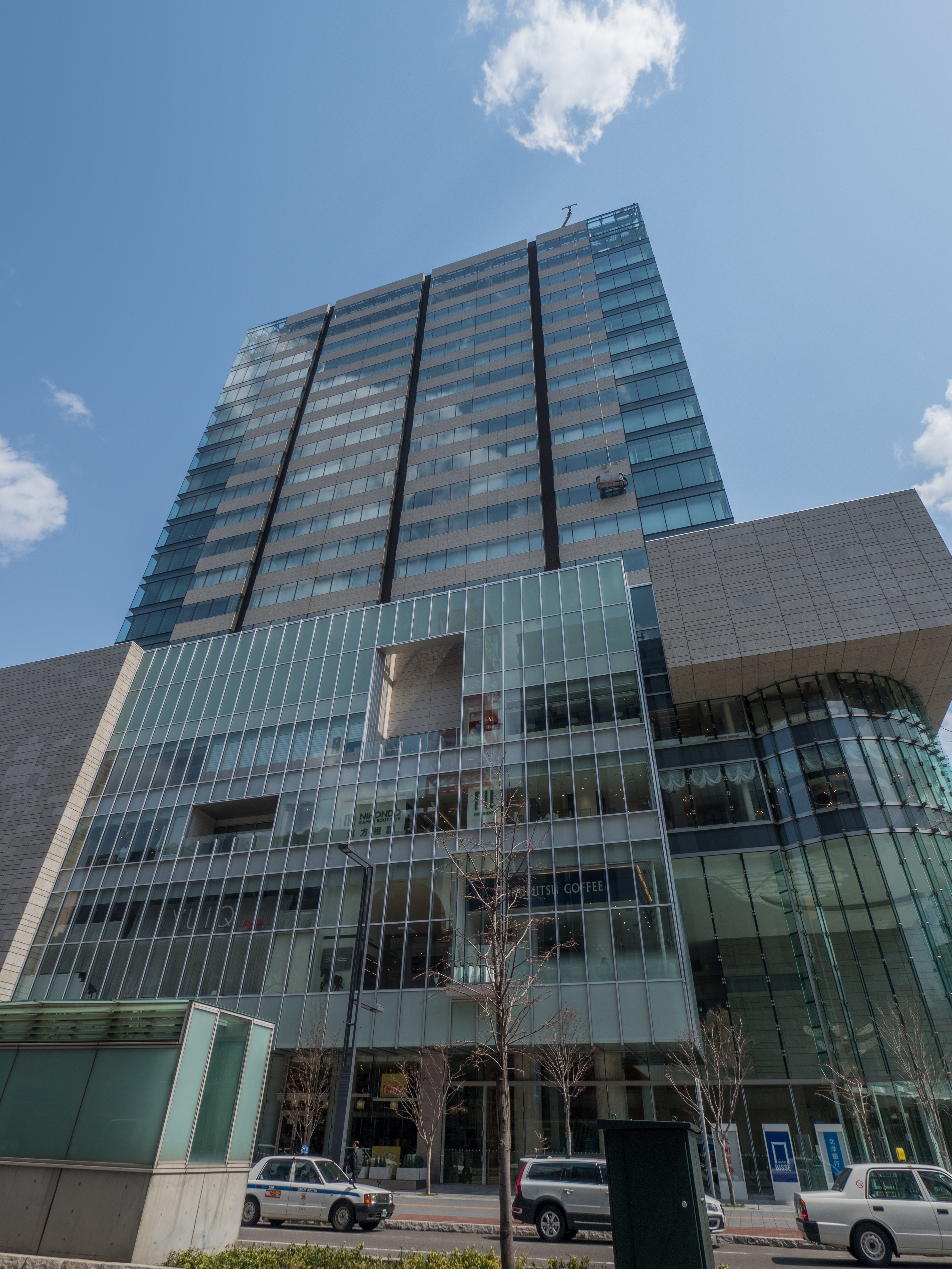 出力画像。自動車のゴーストは完全に消えている。ただし、ゴースト除去によって、部分的にノイズが目立つことがあるので、その場合はノイズ軽減処理を行なうこと。