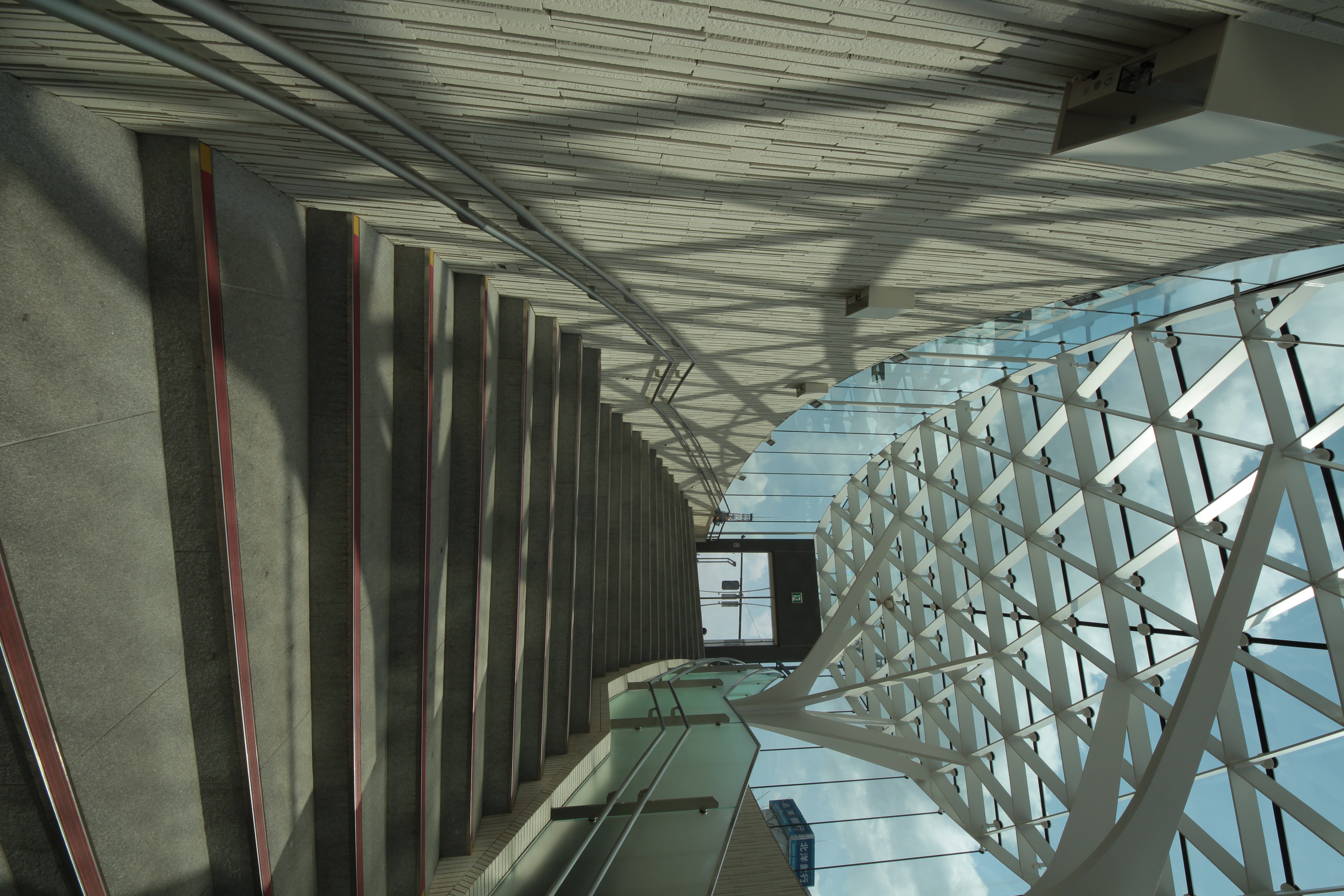 パノラマ合成に使った画像（の同時記録のJPEG画像）。地下に潜る階段の途中で手持ち撮影した。露出がばらつかないようにマニュアルに設定している。