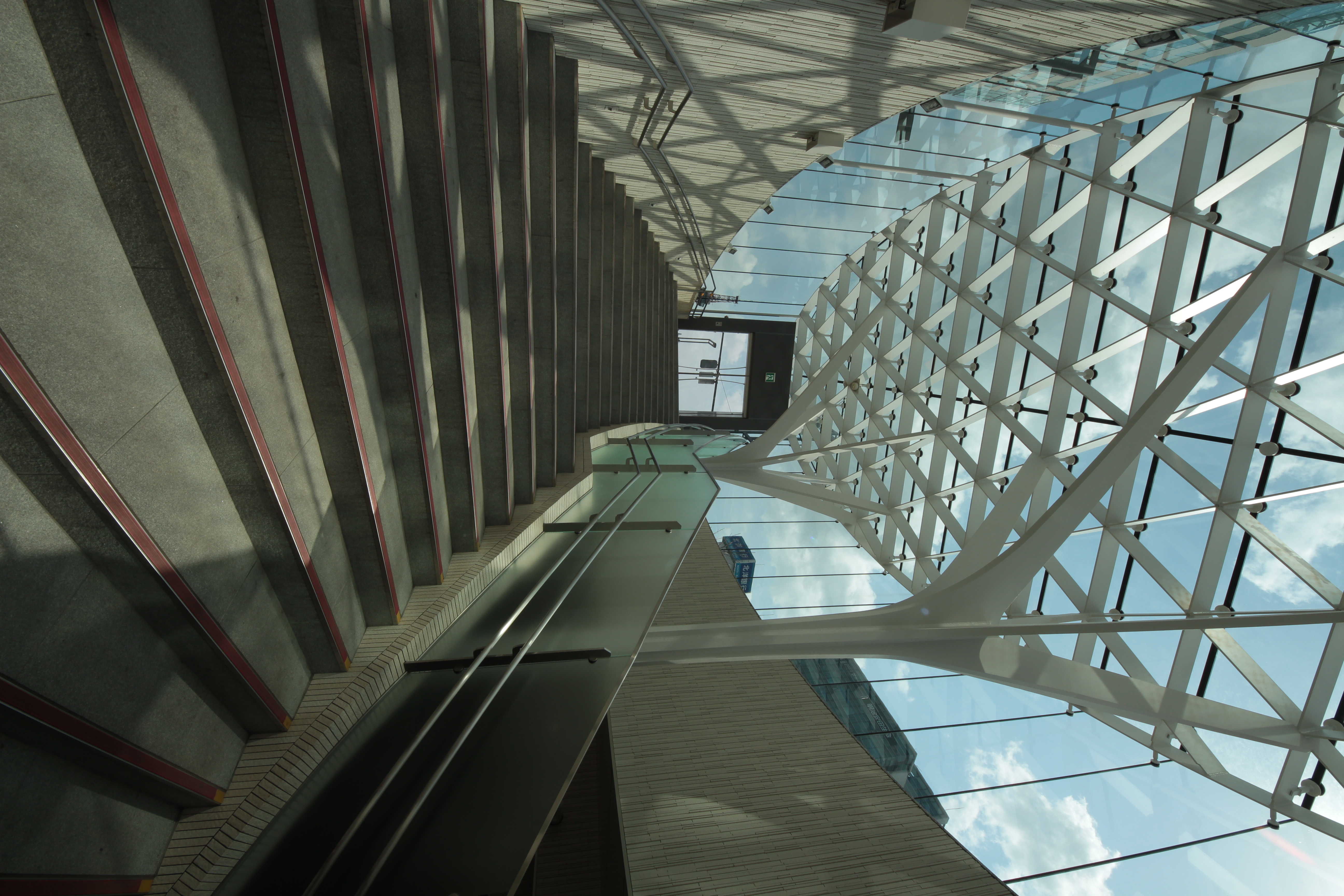 パノラマ合成に使った画像（の同時記録のJPEG画像）。地下に潜る階段の途中で手持ち撮影した。露出がばらつかないようにマニュアルに設定している。