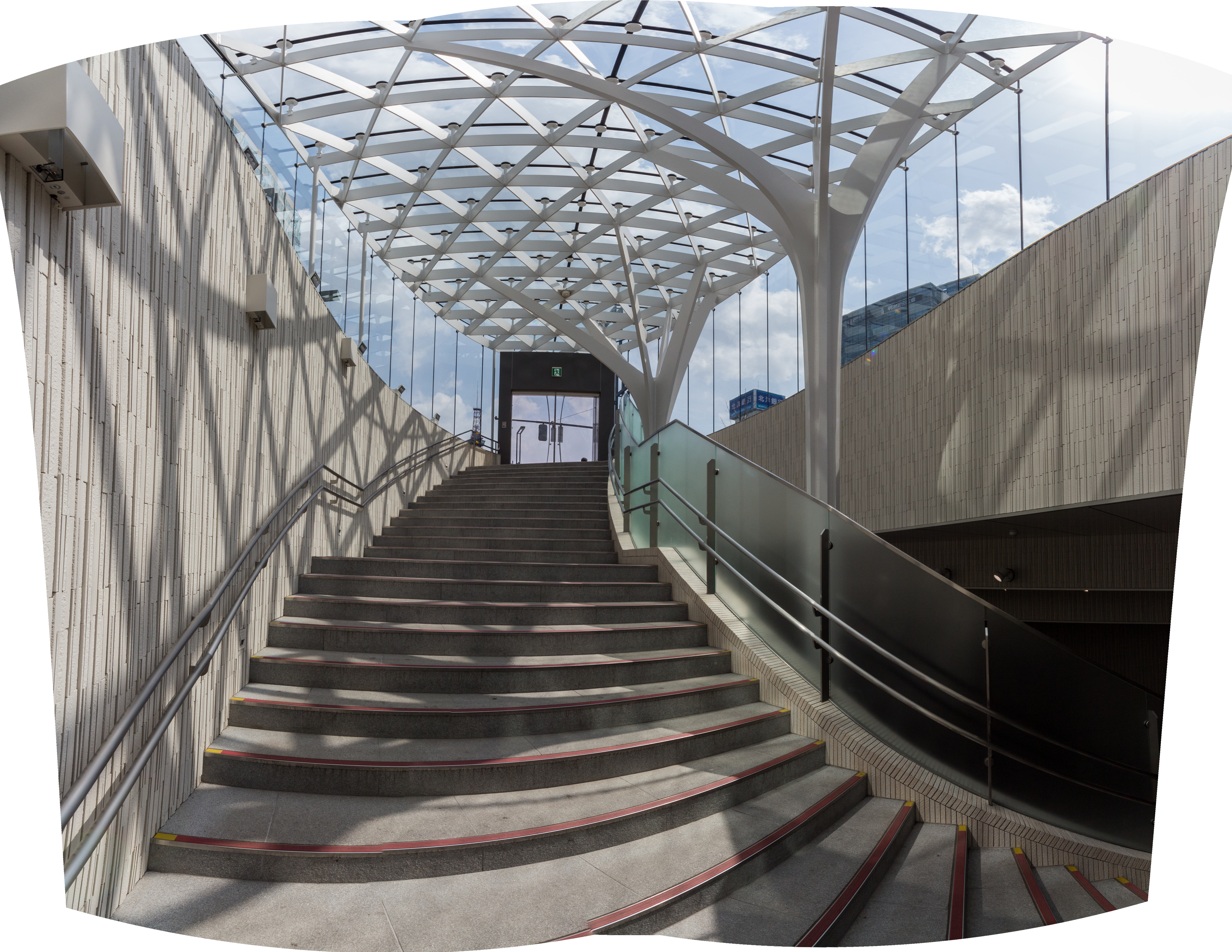 「自動切り抜き」なしで「球面法」による合成後に調整して出力した画像。