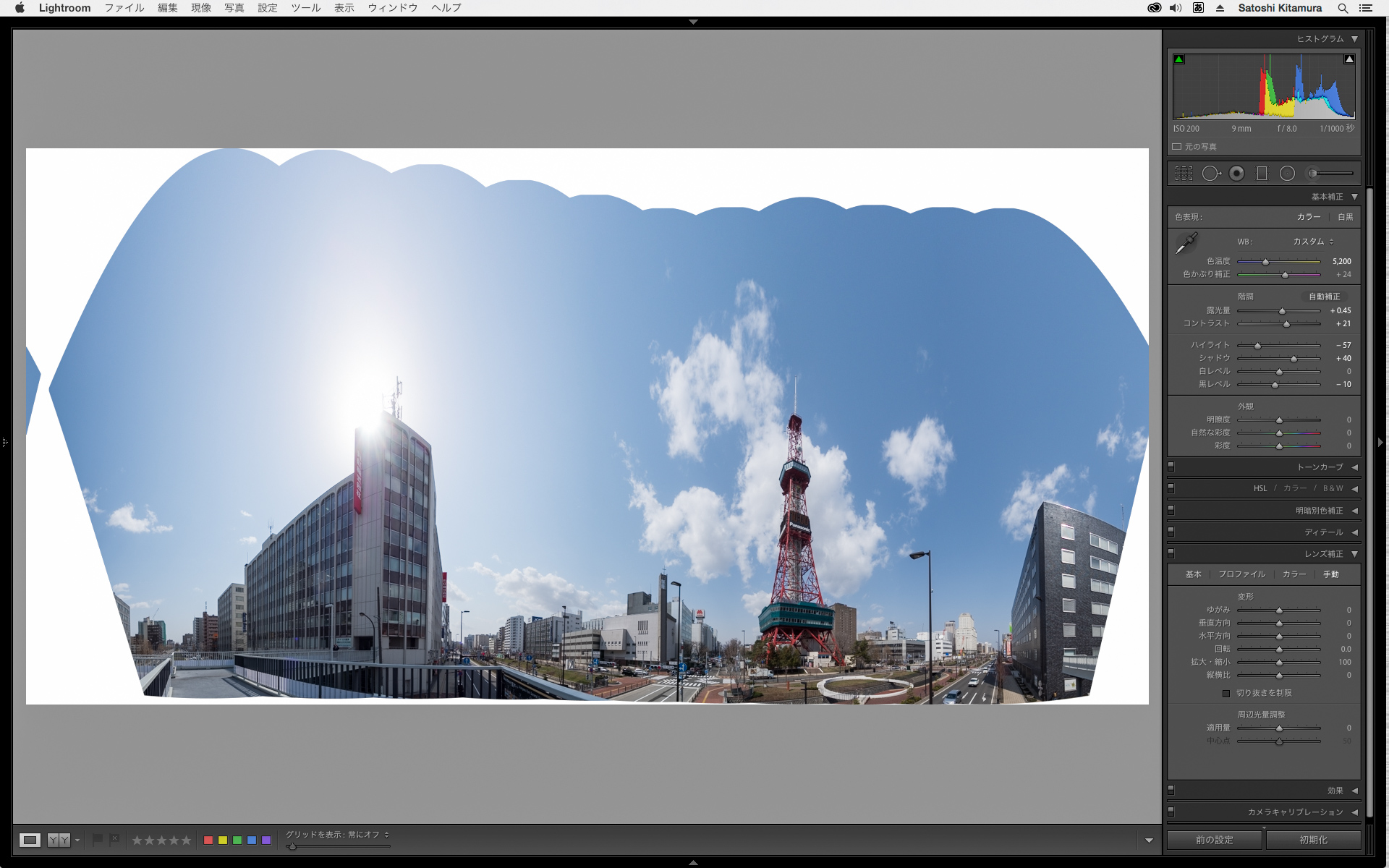 合成後に調整した状態。これだと建物がまっすぐに立ちすぎていて、かえって不自然に見える。