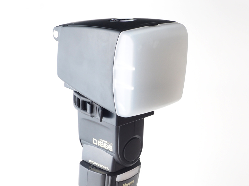 ソフトボックスディフューザーの「バウンスライト（Bounce Lite）」。クリップオンストロボの光をボックス内で散光し、さらに乳白スクリーンで拡散するため硬い光がソフトになる。価格は2万1,500円（税込）。