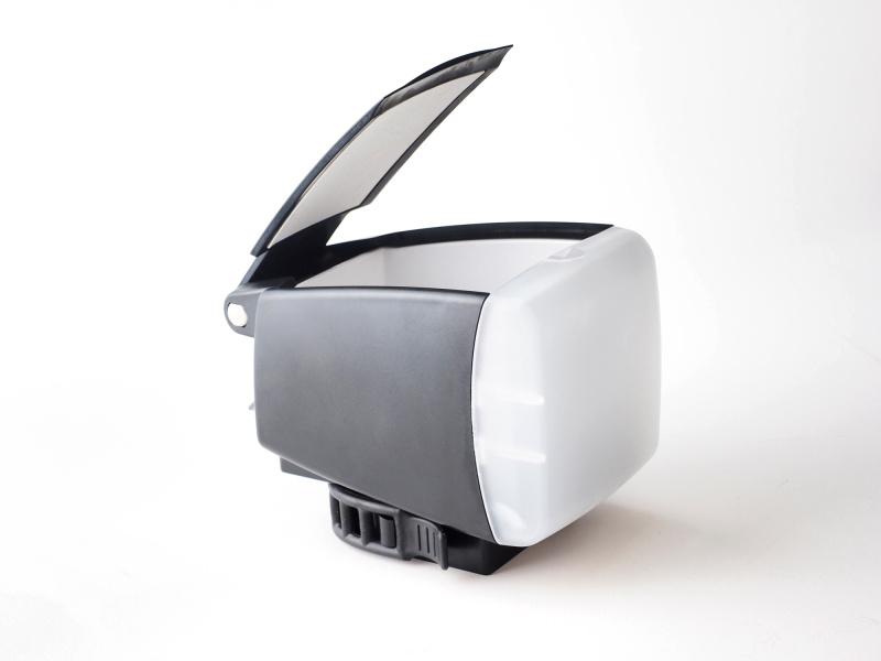 ボックスの上部がバウンスドアになっており、開閉して角度を調整できる。ドアの内側は白の反射板が貼られており、開閉角度によってバウンス光とディフューズ光の配分を調整可能。