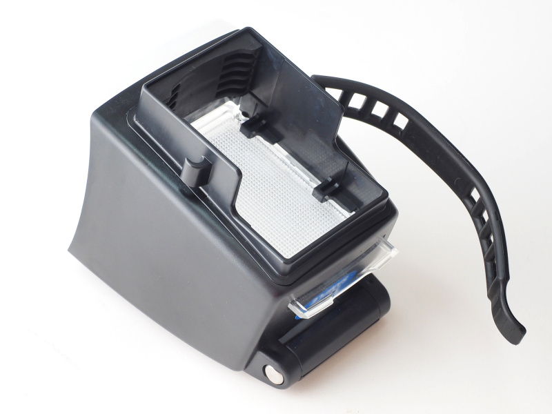 柔らかい樹脂製のベルトでストロボのヘッド部に固定する。