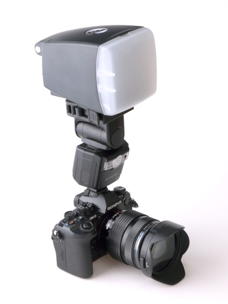 オリンパスOM-D E-M1、オリンパス　エレクトロニック フラッシュ FL-600Rの組み合わせに装着してみた。小型カメラにも問題なく取り付けできる。