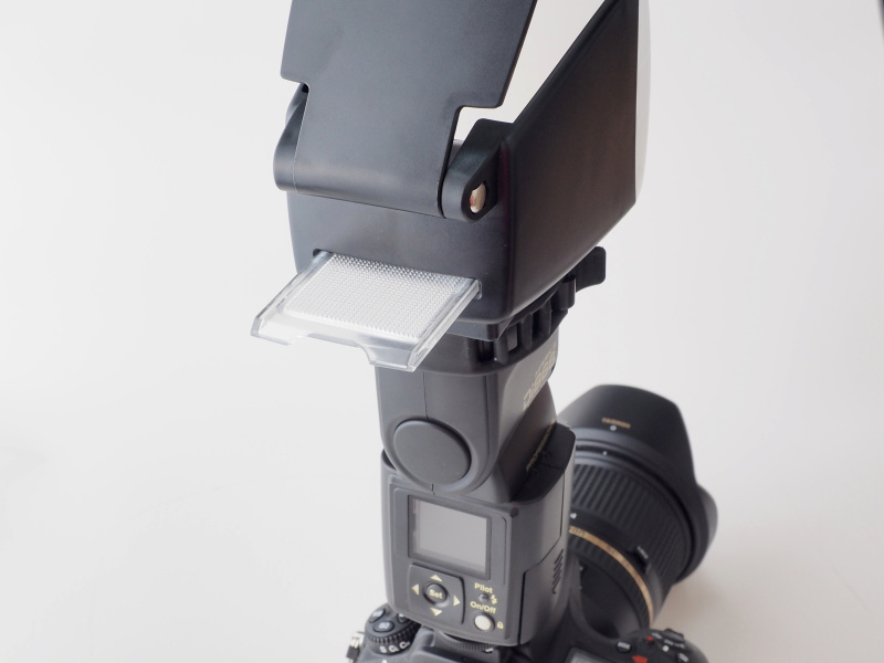 背面にスリットがありフィルターカセットを差し込めるようになっている。フィルターカセット自体にもディフューズの役割があるようだ。