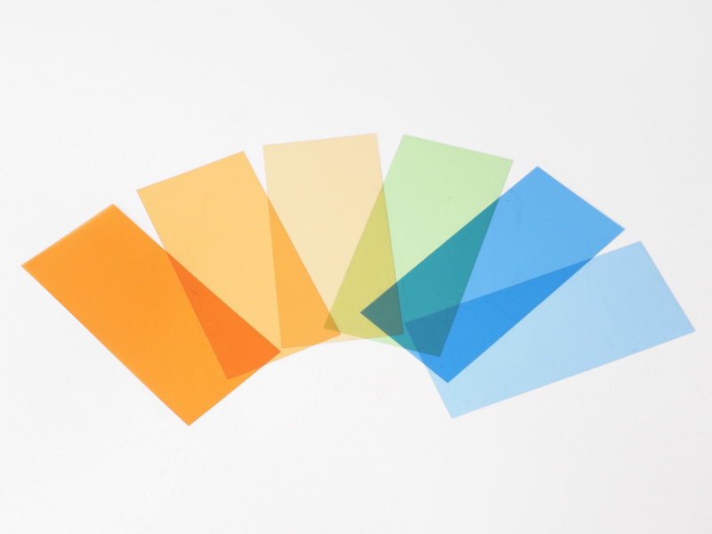 6色のカラーフィルターが同梱されており、ストロボ光の色調を好みで変えることができる。