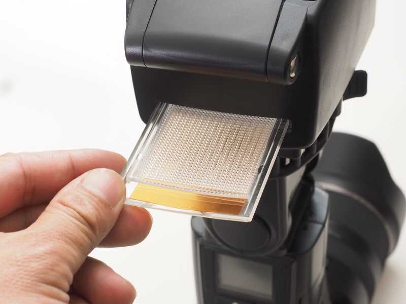 フィルターカセットのスリットにカラーフィルターを差し込み、さらにそれを本体のスリットに差し込む。フィルターカセットは2個付属するので、色違いのカラーフィルターを用意しておけば直ぐに交換可能。