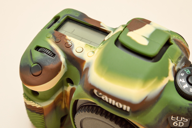 開口部分は内蔵ストロボと外部端子カバー、カードスロット部分と底面くらい