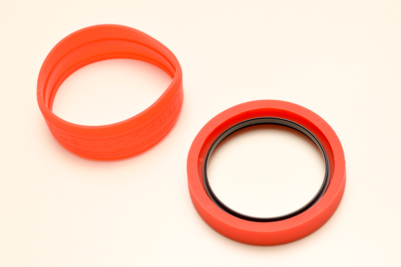 レンズリム。レンズ先端につけるレンズバンパー（右）とズームリングなどに巻く「レンズリング」からなる。