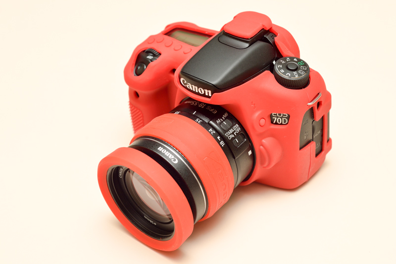 EOS 70Dに、赤のイージーカバーと赤のレンズリムを同時につけてみた。カメラとレンズの印象がすっかり変わって楽しめる。