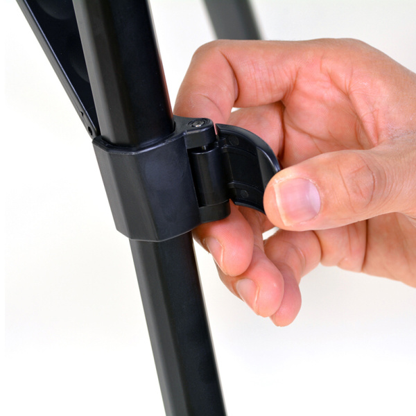 脚部のロックはレバー方式