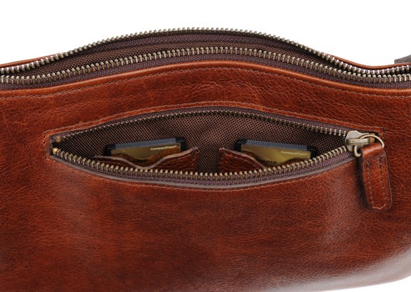 表のジッパーを開くと4つのメモリーカードポケットがある