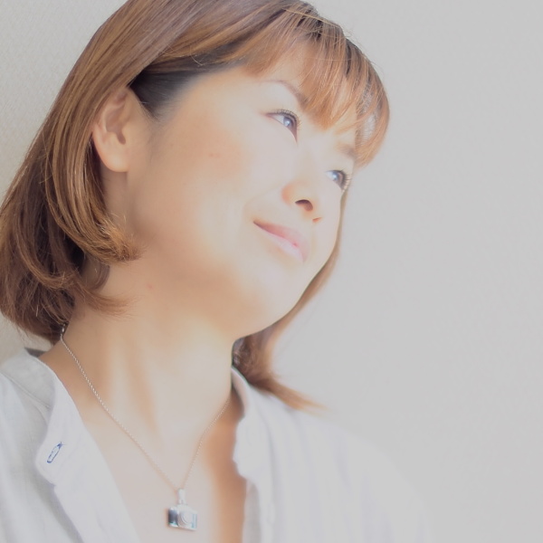 講師の川野恭子先生こと、きょん♪さん。ゆるかわ写真家。日常生活に見え隠れする「かわいい」や「すてき」を夢ごこちなやわらかいトーンで切り取るのが得意。講師だけでなく、雑誌・書籍への作品掲載や執筆など幅広く活躍しています。