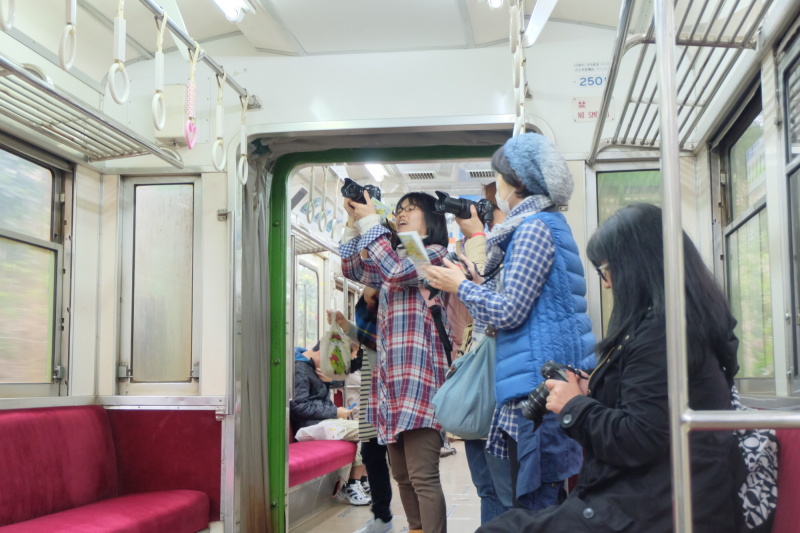 銚子電鉄には車両のどこかにハート型の吊革があります。ピンクのかわいいハート型の吊革は参加者に大人気!