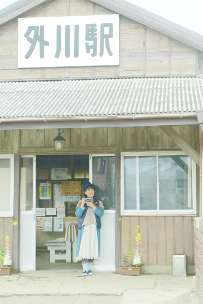 外川駅の駅舎は開業時より建つ木造平屋建て。きょん♪さんがモデルになり、ガイドブック風の写真にみんなで挑戦しました。