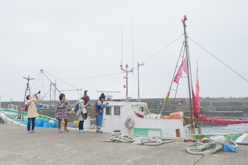 外川漁港に到着。船のカラフルな部分を強調して撮るとかわいらしい印象がアップするそうです。