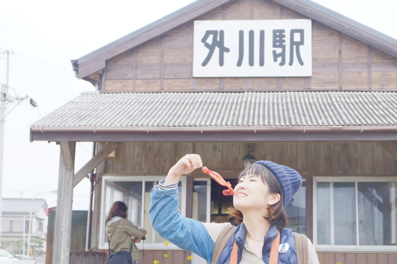 遠足のお約束ではおやつは300円まで。外川駅近くの駄菓子屋さんで酢イカをパクリ。
