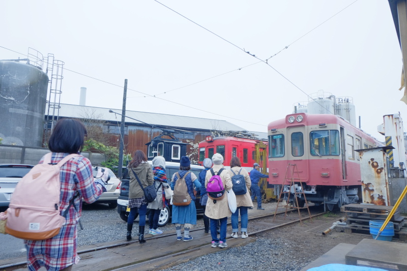 仲ノ町駅で下車して、仲ノ町車庫見学。点検中の車両や銚子電鉄名物、日本一小さな電気機関車デキ3号などを間近に見ることができます。
