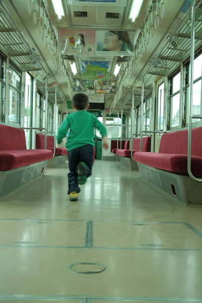 Tokkyさん。「きょん♪さんお手製の『遠足のしおり』を片手に、初めて銚子電鉄に乗って、レトロな電車や街並みをのんびり撮影。X-T1に搭載されているフィルムシミュレーション｢クラシッククローム｣をメインに、より雰囲気を出してみました。写真は終着駅で乗客が降りた後の、空っぽの車両に男の子が飛び乗って来た瞬間です」