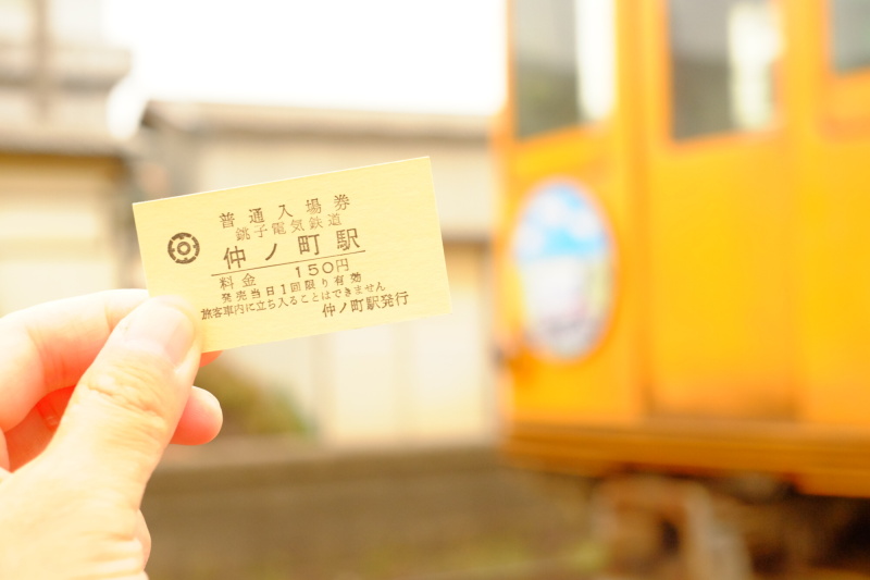 撮影：きょん♪さん。「昔ならではの硬券をレトロな車両と一緒にパチリ。撮った場所の雰囲気と旅情が伝わるので、旅先ではあえて切符を買うことも」