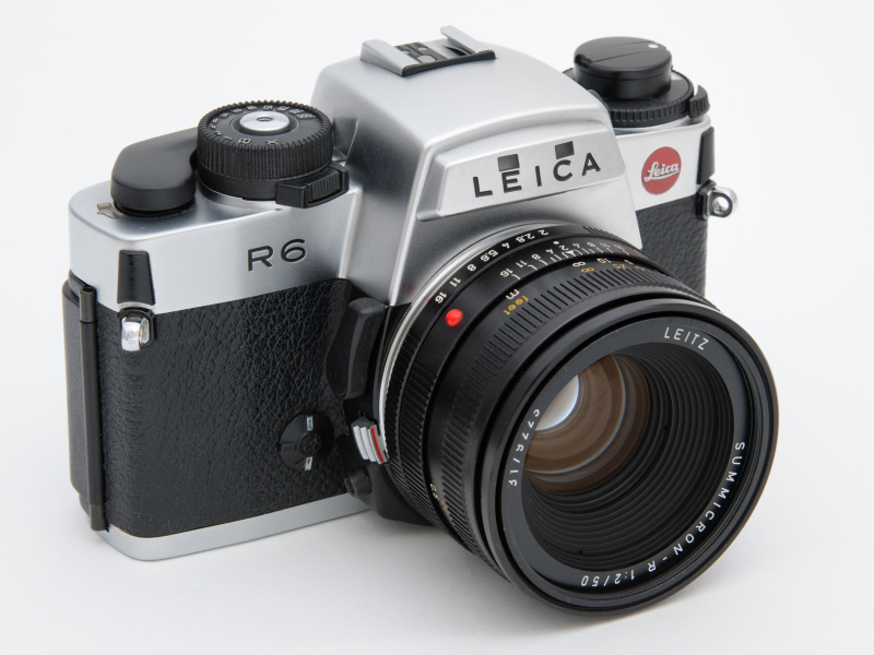 筆者が所有しているR型ライカ、ライカR6。1988年に発売された機械式シャッターのマニュアル一眼レフだ。測光は中央重点とスポットの切り替え式。フラッシュのTTL調光も可能だ。シャッターの最高速は1/1,000秒だが、後継機のライカR6.2は1/2,000秒が搭載された。