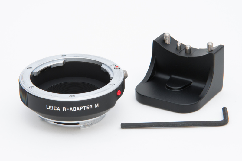 ライカRアダプターM本体と、三脚座、六角レンチ。