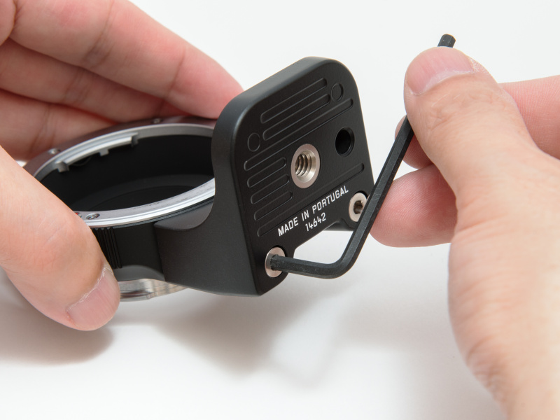 三脚座は、2箇所のビスを六角レンチで締めて固定させる。