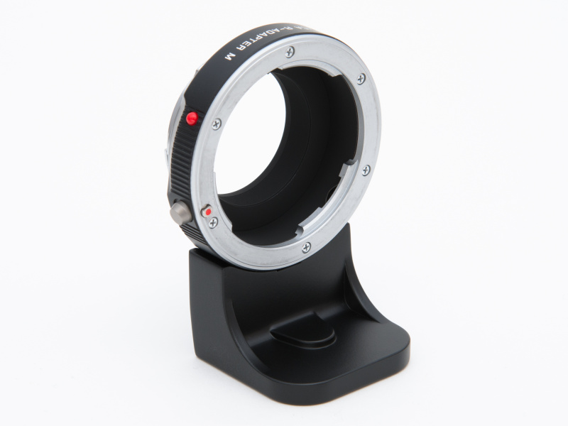 三脚座を装着した状態のライカRアダプターM。