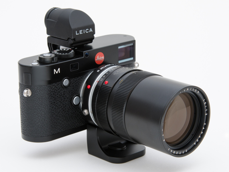 取扱説明書によると、重量700gを超えるレンズを装着して三脚に載せる場合は、三脚座を使用するとのこと。ここでは筆者が所有しているライカRレンズの中で最も重いELMARIT-R f2.8/135mmを装着した。