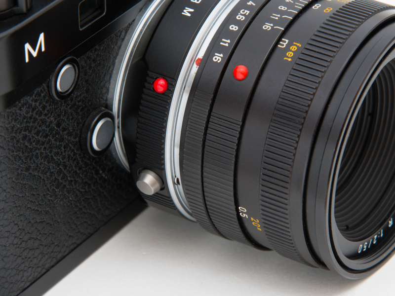 アダプター本体にある銀色のボタンが、レンズ側の着脱ボタン。