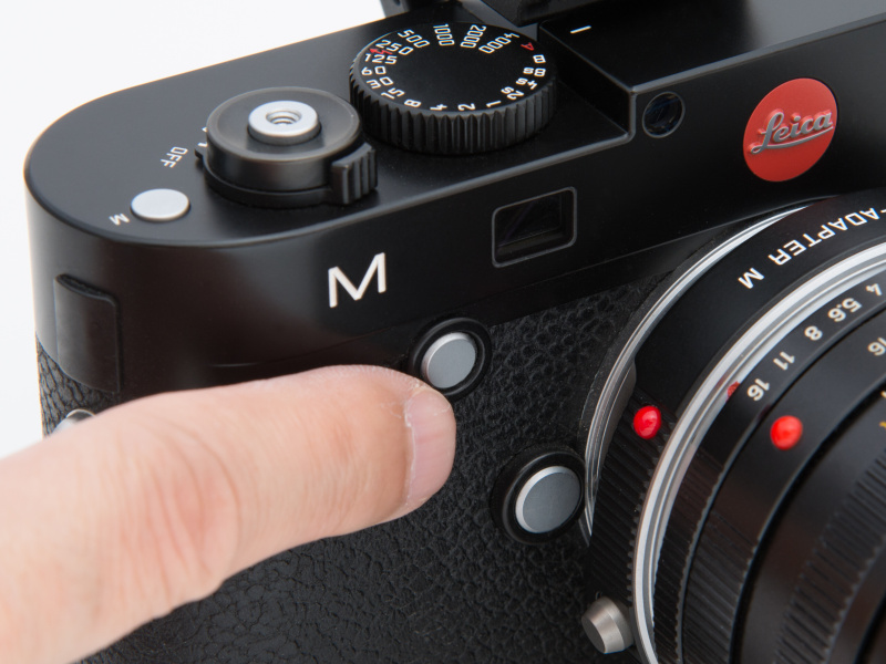 このフォーカスボタンを押すと、画面が拡大されてピント合わせが行いやすくなる。拡大の倍率は5倍と10倍。フォーカスピーク（ピーキング）をオンにすると、ピントの確認はよりしやすい。