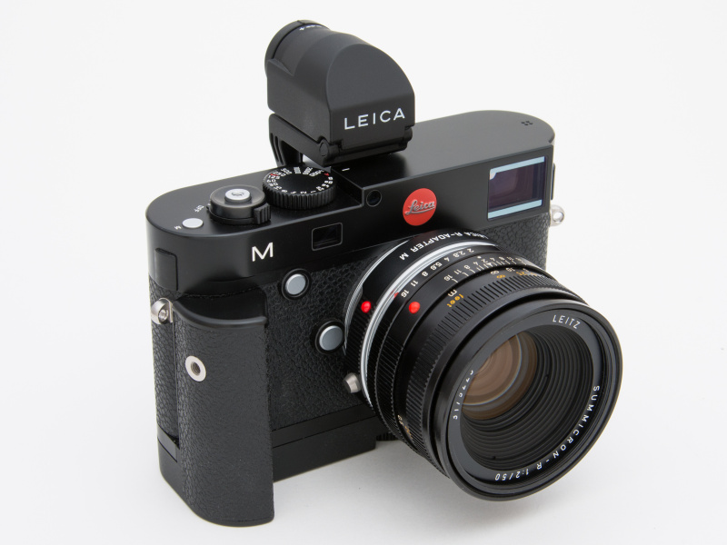 ライカRレンズは大柄で重いので、ハンドグリップを使うとより確実なホールディングができる。ライカM用のハンドグリップは、GPS機能やシンクロターミナルを持つマルチファンクションハンドグリップMと、機能は持たないハンドグリップMをラインナップ。これはマルチファンクションハンドグリップMだ。