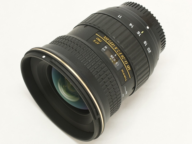 全長は92mm、最大径は89mmほど。APS-CサイズのF2.8クラスの超広角レンズだが、ほどよいサイズに収まっているという印象だ
