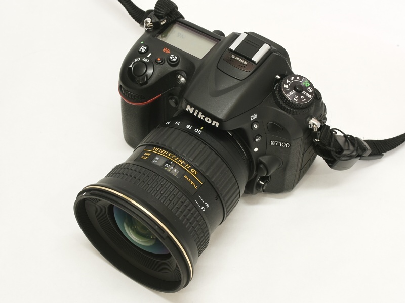 ズーミングによる全長の変化はない。手持ちでの撮影でも重量のバランスが変わらずとても扱いやすい（左：広角端、右：望遠端）