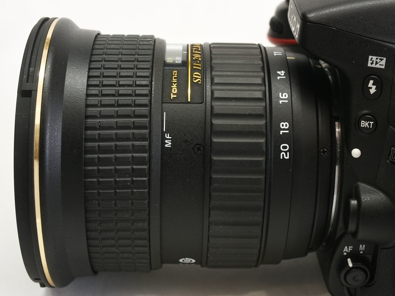 ピントリングをカメラ側にスライドさせるとMFに切り替わる。ファインダーから目を離すことなく素早い動作が可能だ